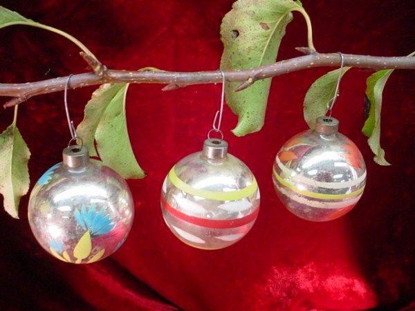 Vintage 1960s CHRISTMAS TREE ORNAMENTS Mercury Glass REFLECTIVE Made 