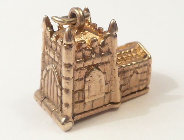 HEAVY VINTAGE 9ct GOLD OPENING CHURCH CHARM 5.1g  