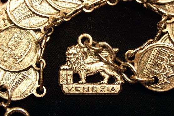 VINTAGE VENEZIA 7 1/2 COIN STYLE BRACELET  