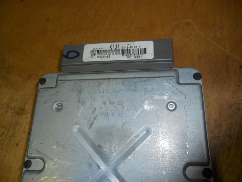 00 01 Mazda MPV 2.5 Engine Computer ECU XIU1 GY19 B  