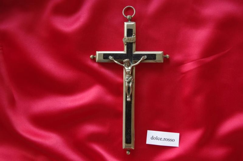 RARE, CRUCIFIX. BONES INSIDE OF 16th CENTURY SAINT. 1500s. AUTHENTIC 