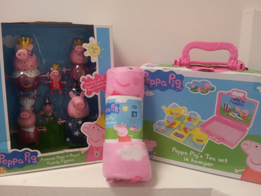 PEPPA PIG MEGA DEAL PICNIC CASE, BLANKET AND ROYAL FAMILY FIGURE SET 