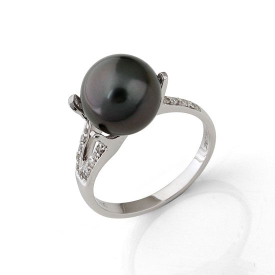 Classic design and elegant look, 18K white gold with black tahiti 